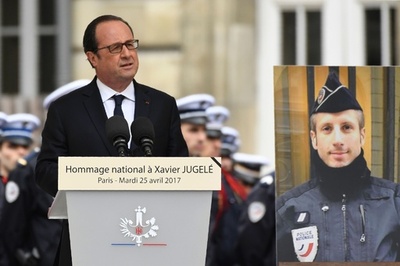 仏シャンゼリゼ襲撃の追悼式、 大統領選候補者らも出席