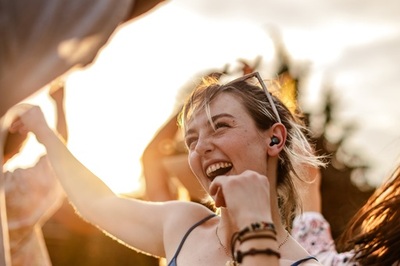 夏フェスシーズン到来、約7割が「ライブ終了後に耳の異変」を経験