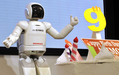 ホンダのASIMO、9歳に 都内でバースデーイベント