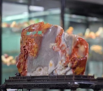 中国吉林省の高齢者 10年かけて2冊の名作を2つの石に微細彫刻