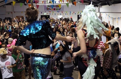 ロンドン版「朝活」？夜明けからスムージー飲んで踊るディスコ