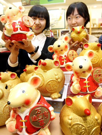 ソウルで子年にちなんだネズミ型の貯金箱がお目見え