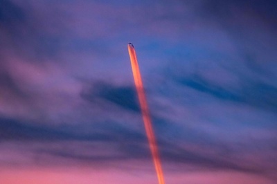 【今日の1枚】紅に染まる飛行機雲 ドイツ