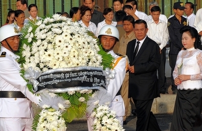 カンボジアで将棋倒し事故の追悼式、死者は347人に訂正