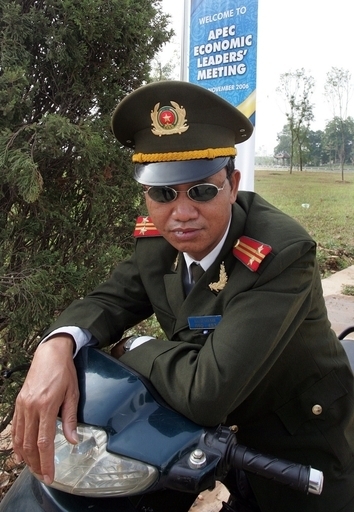 警察官の綱紀粛正、勤務中の読書、飲酒などを禁止 ベトナム