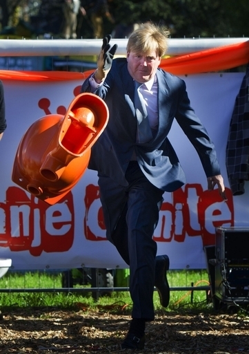 オランダ皇太子、「便器投げ大会」参加を恥じる