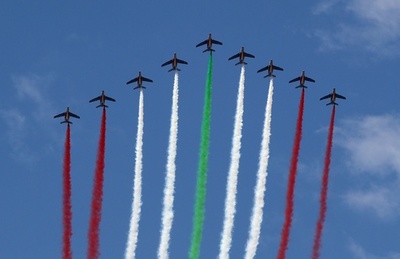 国旗色に染まるベイルートの空、国家成立100年 レバノン