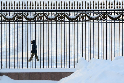 「戦争反対」雪に書いた男性に10日間の行政拘禁 ロシア