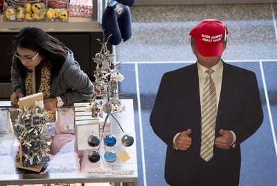 トランプ次期大統領のおなじみの赤い帽子、米首都空港の土産店