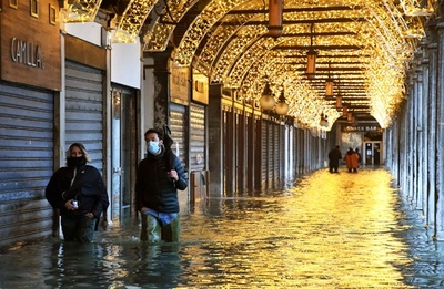 可動式防潮堤「モーゼ」稼働せず、高潮のベネチア 水に漬かる