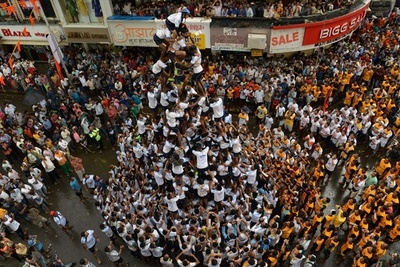 ヒンズー教クリシュナ神の生誕祭で「人間ピラミッド」 インド