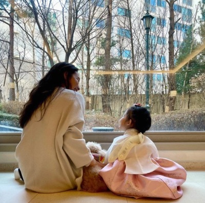 「冬ソナ」チェ・ジウ、娘とゆったり旧正月