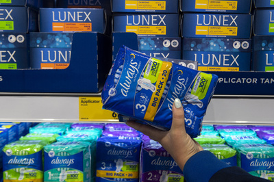 英スコットランド、生理用品無償提供法を施行 世界初