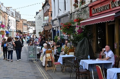 コロナ自主隔離違反に罰金最大140万円、英イングランド