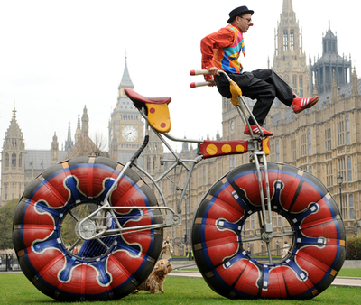 サーカスのピエロたち、英議事堂前で妙技を披露