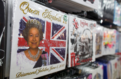英女王即位60周年の経済効果はいかに？「珍」グッズも登場の記念品市場