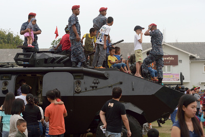 有権者名簿を破いた8歳女児2人を送検 タイ