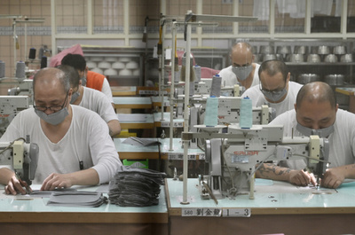 【今日の1枚】受刑者が縫う布マスク、不足解消に一役