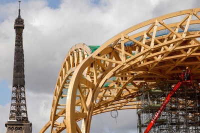 仮設グランパレ、設営進む 五輪控えるパリ