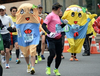 思い思いの姿で駆け抜ける仮装ランナー、東京マラソン