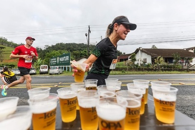 給水所にはビール ドイツ系移民の町でハーフマラソン大会 ブラジル