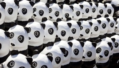 「似てる…？」1600体のパンダ像にワンコも釘付け 独