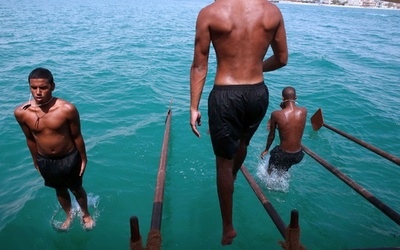 ダウ船使った昔ながらの真珠採り、シーズン迎える クウェート