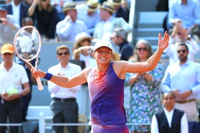 シフィオンテクがV3王手 ガウフ下し全仏OP決勝へ