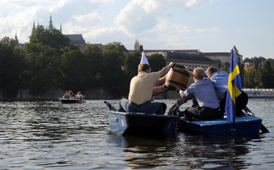 EU議長国引き継ぎ式、「揺らぎながら」チェコからスウェーデンへ