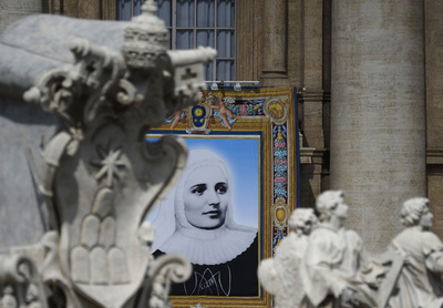 ローマ法王、約800人を聖人に 中絶反対を明言