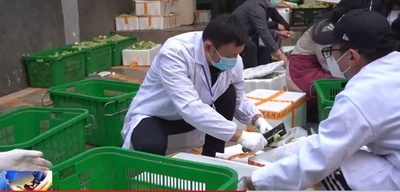 感染者発生で大学が閉鎖 教授らが学食の料理人に変身 中国・成都市