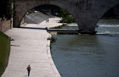 イタリアの川で左脚発見、「死ぬのにうってつけの日」と入れ墨