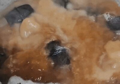 「マイクを鍋で煮沸消毒」という荒技…韓国・カラオケ店主の“本気”の衛生対策に賛否が交錯