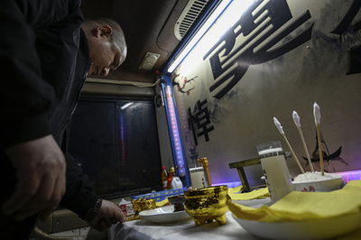 中国の元受刑者、納棺師として再出発 社会復帰を支援