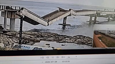 韓国・海上歩道橋の崩落、防犯カメラに映された「倒壊の瞬間」