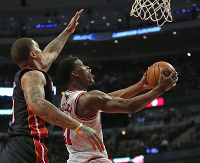 ブルズがヒートに勝利、バトラーがジェームズを抑える