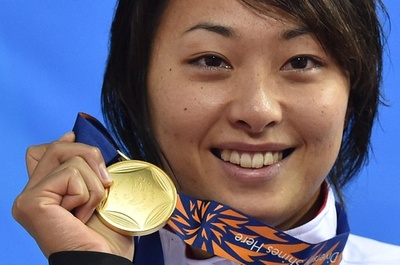女子50m平泳ぎで鈴木が優勝、アジア大会