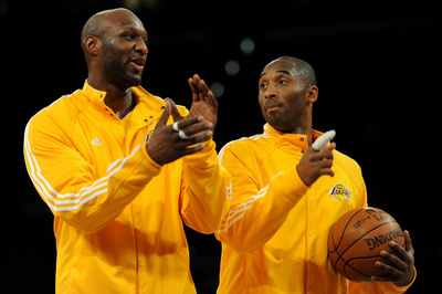 コービー、意識不明の元同僚オドムの元に駆けつける