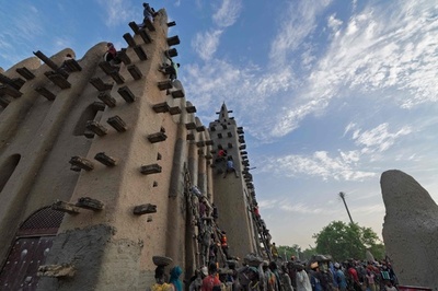 【今日の1枚】泥の建造物、住民の手でお色直し マリ