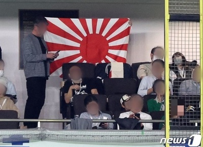 韓国男性、旭日旗＋不適切日本語の旗を持ち歩く…口論の末、レンガで殴った脱北者に懲役刑