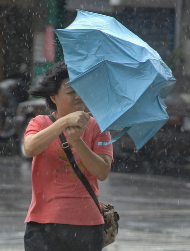 台風8号、台湾を直撃 市民生活に多大な影響