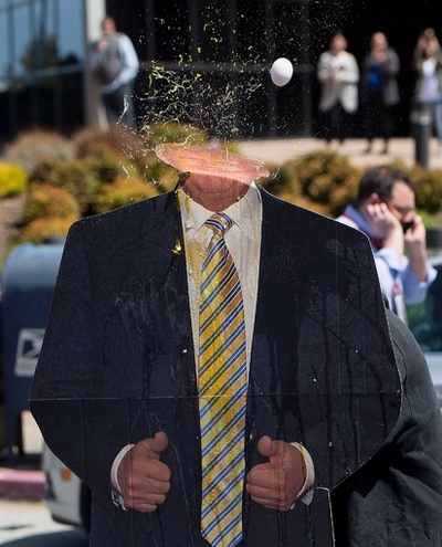 2ドルでトランプ氏に卵投げよう、米加州デモ