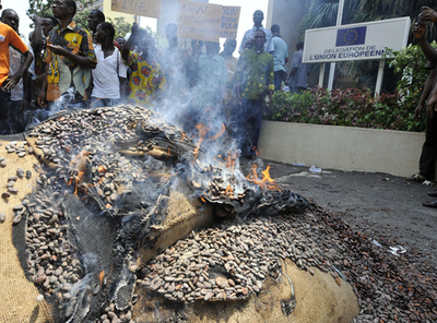 カカオ豆を輸出させろ！農民らがEUに抗議、コートジボワール