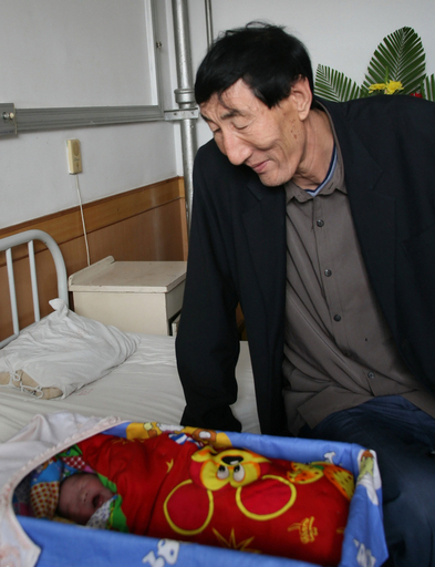 世界一長身の中国人男性がパパに、赤ちゃんは普通サイズ