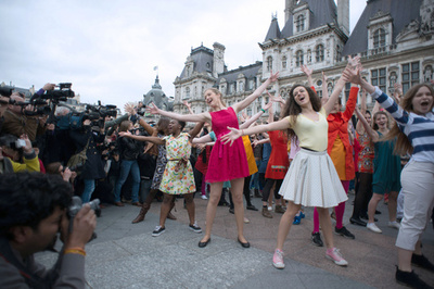 仏パリでフラッシュモブ、「ロシュフォールの恋人たち」をテーマに