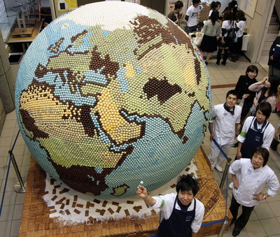 トリュフチョコ3万5000個の巨大地球儀、テーマは地球温暖化