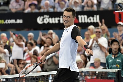 全豪OP控えるトミック、リゾート施設のテニスコートで一騒動