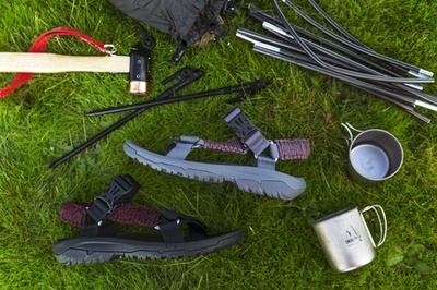 「テバ×スノーピーク」コラボ第2弾、パラコードをイメージしたウェビングデザイン