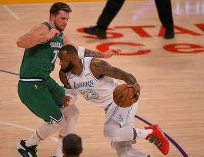 Nba新人王のモラントが足首捻挫 車いすでコート去る 写真1枚 国際ニュース Afpbb News Nba新人王のモラントが足首捻挫 車いすでコート去る 写真1枚 国際ニュース Afpbb News