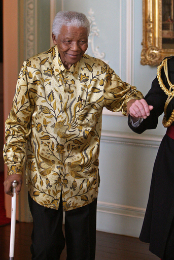 大統領選の決選投票控えたジンバブエ、マンデラ氏も懸念